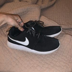 NIKE rosche run black and white